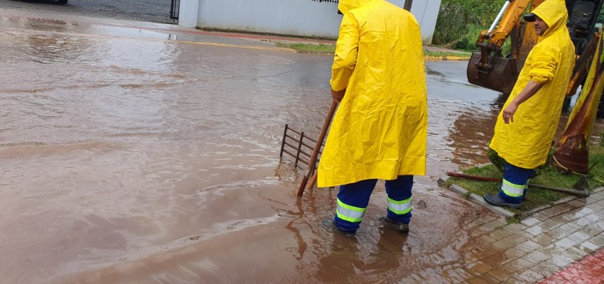 Equipes da Prefeitura trabalham para amenizar efeitos da chuva