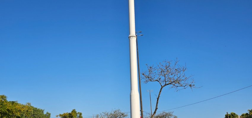 Bandeira deslocada pelo Elevado ganha pracinha na Get&uacute;lio Vargas