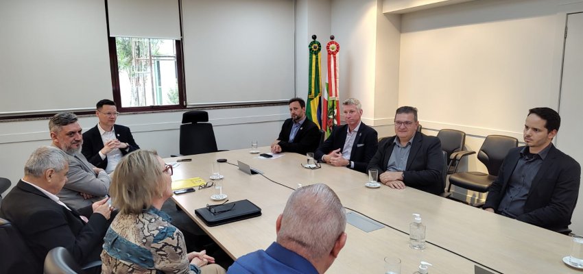 Secret&aacute;rio de Fazenda de Chapec&oacute; trata sobre distribui&ccedil;&atilde;o de receitas com o Governo do Estado