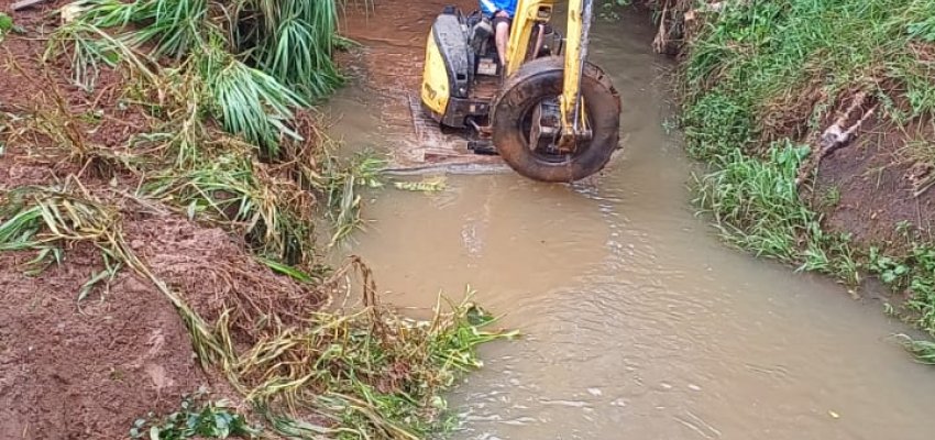 Equipes da Prefeitura encontram lixo em limpeza de c&oacute;rrego