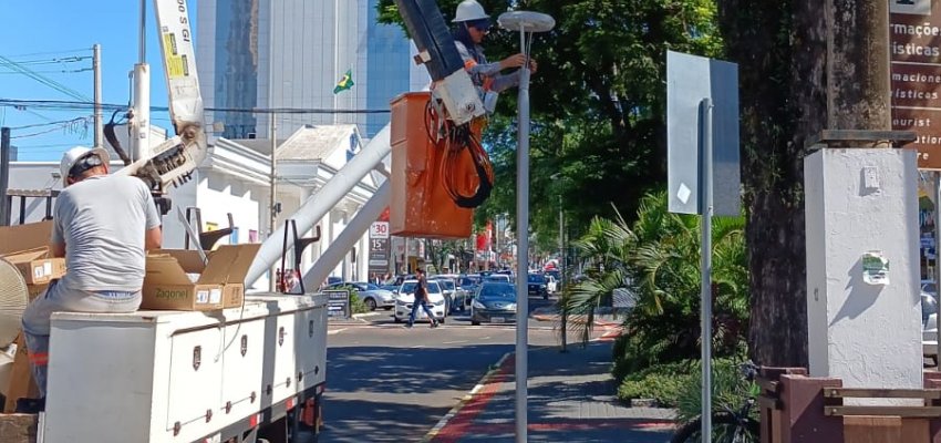 Prefeitura instala 100 novas lumin&aacute;rias na Avenida Get&uacute;lio Vargas