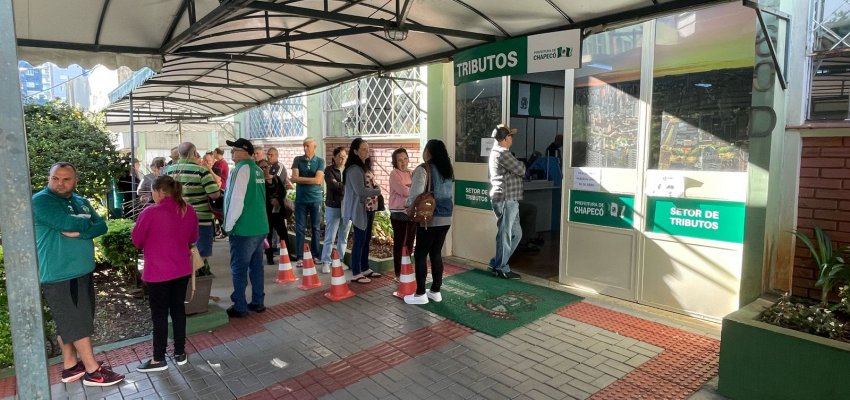 Emiss&atilde;o de carn&ecirc;s do IPTU ter&aacute; atendimento presencial neste s&aacute;bado