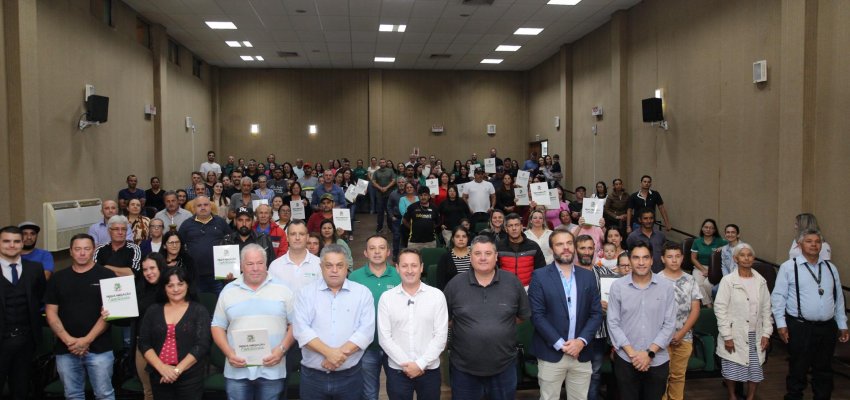 Prefeitura de Chapec&oacute; entrega mais 47 matr&iacute;culas de im&oacute;veis
