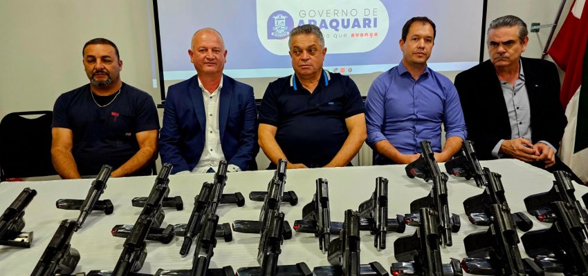 Guarda Municipal de Chapec&oacute; doa 30 armas para Guarda de Araquari