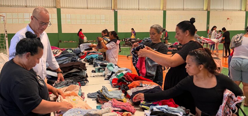 Prefeitura realiza feira de roupas no bairro Vila Rica
