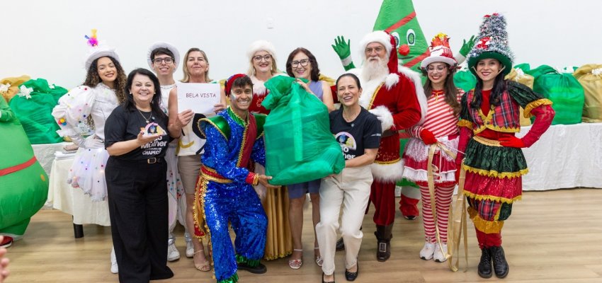 Prefeitura entrega kits de artesanato para grupo de mulheres