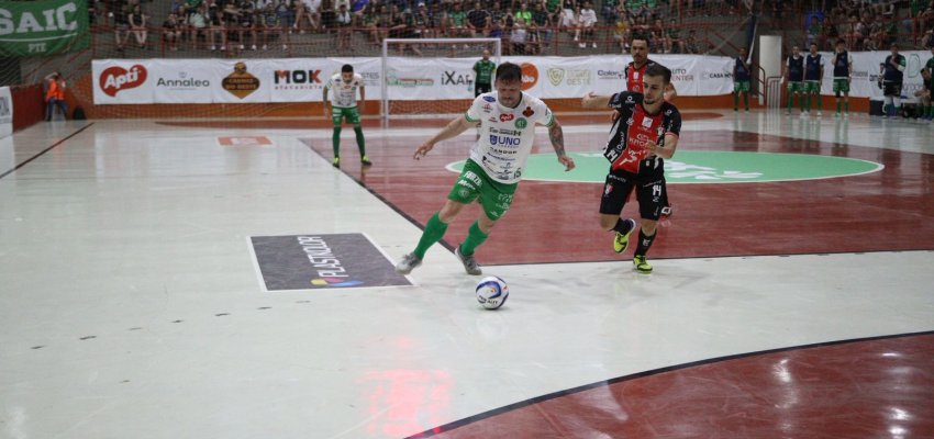 Chape Futsal vence gigante e abre vantagem na semifinal da S&eacute;rie Ouro