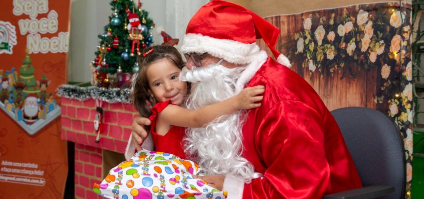 Entrega de presentes do Papai Noel dos Correios alegra crian&ccedil;as do CEIM Pequeno Pensador