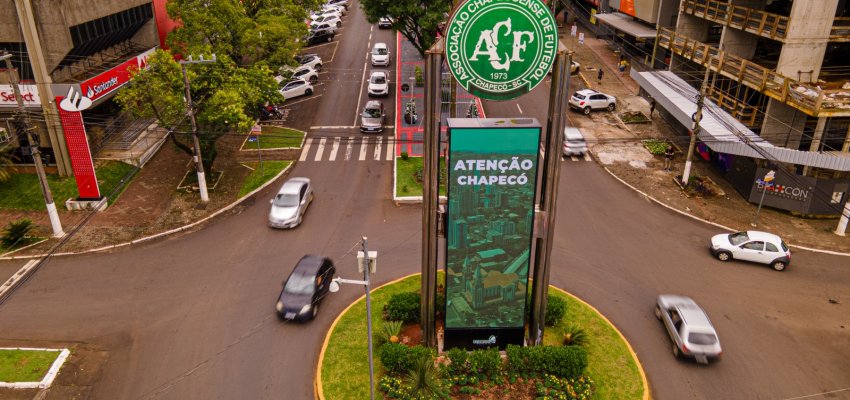 Chapec&oacute; amplia comunica&ccedil;&atilde;o visual urbana com novos pain&eacute;is de LED e totens digitais